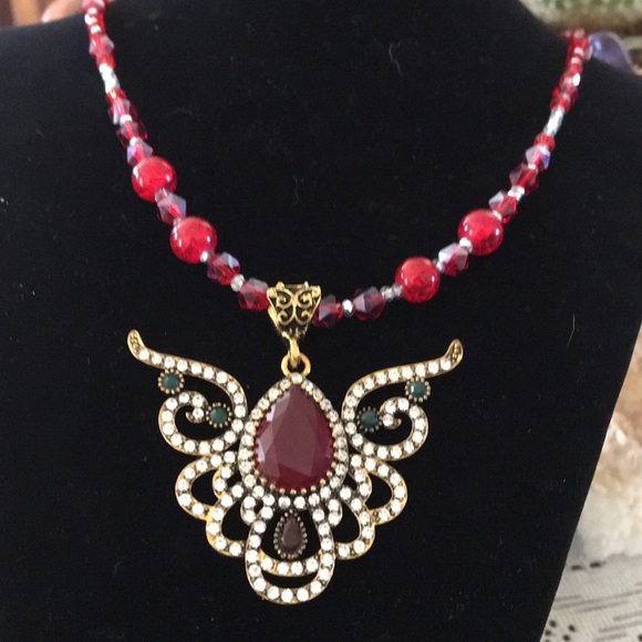 Gorgeous Pendent Necklace - Picture 1 of 7